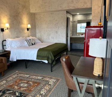 Lakeview Hotel | Neon Cowboy Roadhouse at Hunters Hot Springs