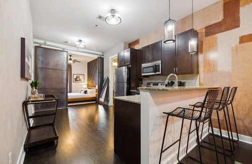 West End Condo | Neon Daes Amazing 1 Bedroom Near Vandy and Broadway!