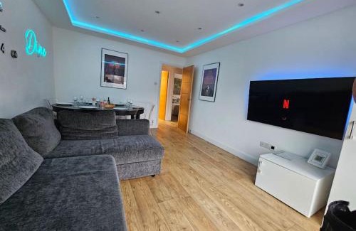 Luton Apartment | Neon Heights 2 bed Luton town centre