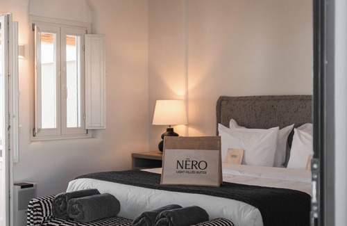 Imerovigli Hotel | NĒRO Light-Filled Suites