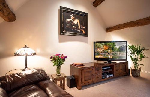 Bourton Apartment | Neroli River View Apartment