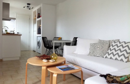 Parasporos House | Nesaea seafront apartment