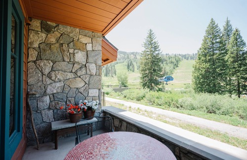 Salt Lake Mountain Resorts Condo | Nest at Solitude + Cozy Ski in Ski Out Getaway + Amazing Ski Lift Views