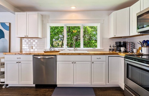 Falmouth Foreside Apartment | Nest at Town Landing - 5 Min Walk to Ocean, 2 King Beds, 15 Mins to Portland