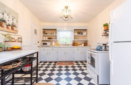 Harrodsburg House | Nestled amongst the site of Old Graham Springs is where you will find The Blue Cottage