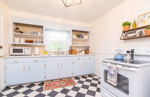 Harrodsburg House | Nestled amongst the site of Old Graham Springs is where you will find The Blue Cottage