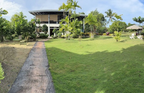 Danao Villa | Nestled in a clean and quiet location in Panglao. 5 min away from airport.
