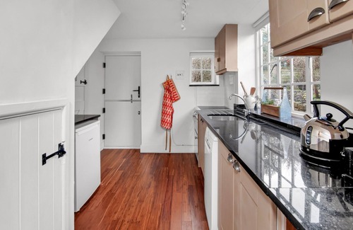 Burford Cottage | Nestled in the quintessential Cotswold village of Little Barrington.