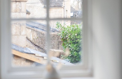 Burford Cottage | Nestled in the quintessential Cotswold village of Little Barrington.