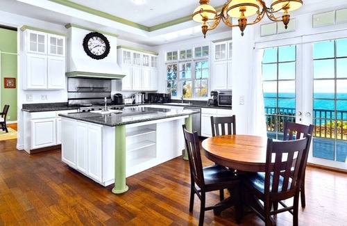 Honomu House | Nestled on 3.5 acres of gorgeous oceanfront property with panoramic ocean views.