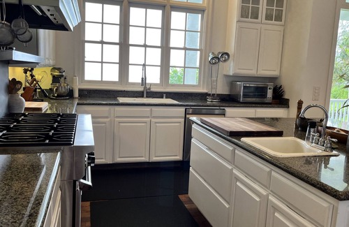 Honomu House | Nestled on 3.5 acres of gorgeous oceanfront property with panoramic ocean views.