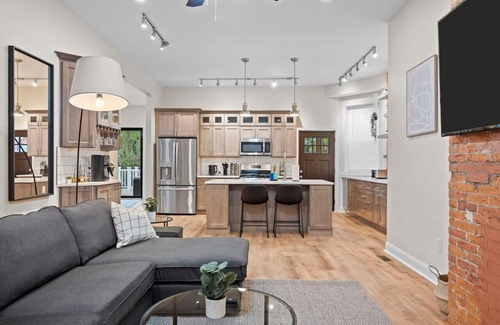 Point Breeze North House | Netflix+Free Parking+BBQ+Games Near Bakery Square