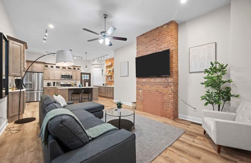 Point Breeze North House | Netflix+Free Parking+BBQ+Games Near Bakery Square