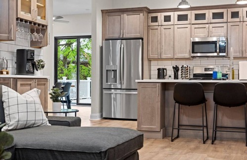 Point Breeze North House | Netflix+Free Parking+BBQ+Games Near Bakery Square