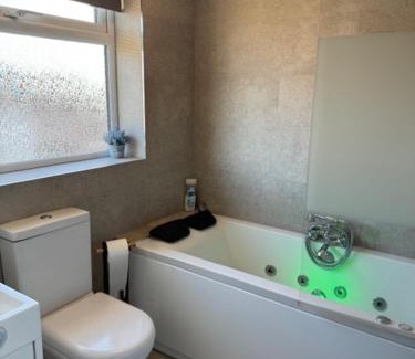 Hereford House | Netflix Home Jacuzzi gym Fast WIFI PS5 Free Parking 2 spaces