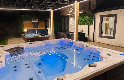 Newmilns House | Nether Newton - Sleeps 12, Hottub, Sauna, Private Garden