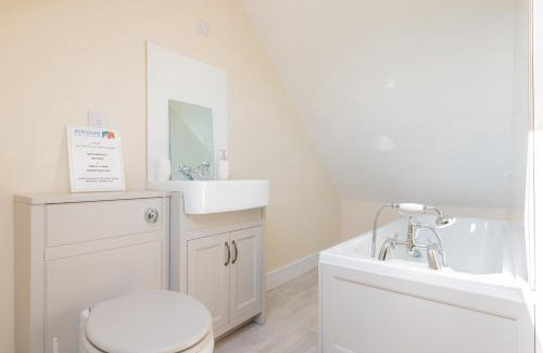 Newmilns House | Nether Newton - Sleeps 12, Hottub, Sauna, Private Garden