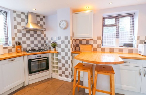Hardstoft Cottage | NETHERFIELD COTTAGE, family friendly, with hot tub in Pilsley