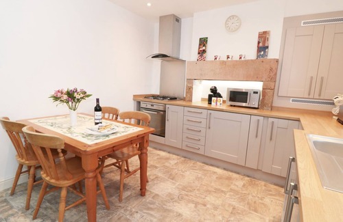 Crich Cottage | NETHERLEA COTTAGE, pet friendly, with a garden in Holloway
