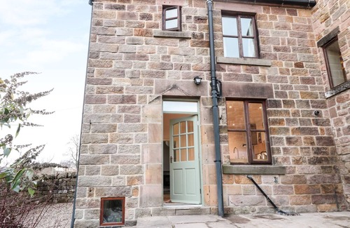 Crich Cottage | NETHERLEA COTTAGE, pet friendly, with a garden in Holloway