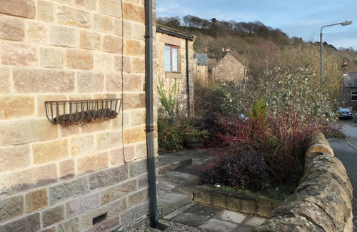 Crich Cottage | NETHERLEA COTTAGE, pet friendly, with a garden in Holloway