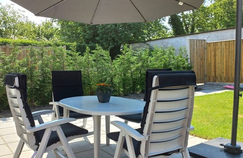 Bruinisse House | Nette vakantie woning met tuin en terrassen midden in het dorp