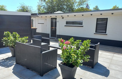 Bruinisse House | Nette vakantie woning met tuin en terrassen midden in het dorp