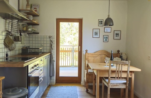 Bach Apartment | Neu! Ferienwohnung Alpenblume für 2 Personen mit Terrasse und überdachtem Balkon