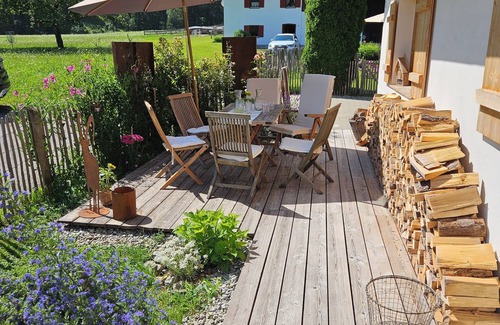 Bach Apartment | Neu! Ferienwohnung Alpenblume für 2 Personen mit Terrasse und überdachtem Balkon