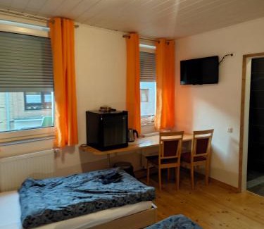 Eschweiler Apartment | Neu Maisonette Haus jedes Zimmer mit eigenem Bad , Schlafen wie im Hotel mit Einbauküche