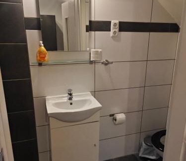Eschweiler Apartment | Neu Maisonette Haus jedes Zimmer mit eigenem Bad , Schlafen wie im Hotel mit Einbauküche