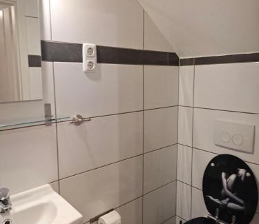 Eschweiler Apartment | Neu Maisonette Haus jedes Zimmer mit eigenem Bad , Schlafen wie im Hotel mit Einbauküche
