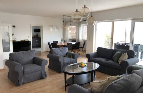 Medlingen Apartment | Neue, Große Ferienwohnung mit Garten für 8 Personen