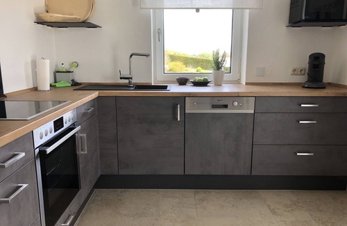 Medlingen Apartment | Neue, Große Ferienwohnung mit Garten für 8 Personen