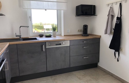 Medlingen Apartment | Neue, Große Ferienwohnung mit Garten für 8 Personen