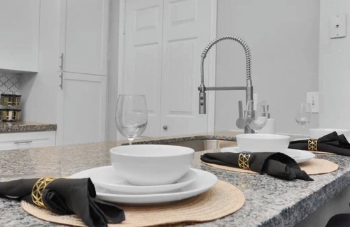 Central Southwest Apartment | Neutral Comfort-1 Bedroom Apt Near Downtown, Med Center, & NRG- Gym- Pool