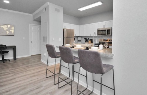 Central Southwest Apartment | Neutral Comfort-1 Bedroom Apt Near Downtown, Med Center, & NRG- Gym- Pool