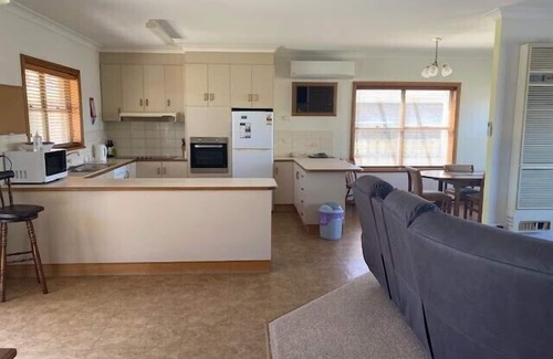 Ardrossan House | Nevah Barc ~ Short walk to shops and jetty!