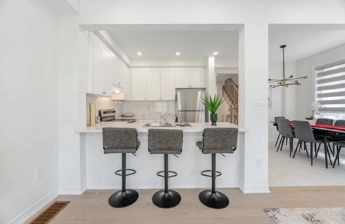Vaughan House | Never Lived-In | Contemporary Comfort, cozy and relaxing , minutes from Airport