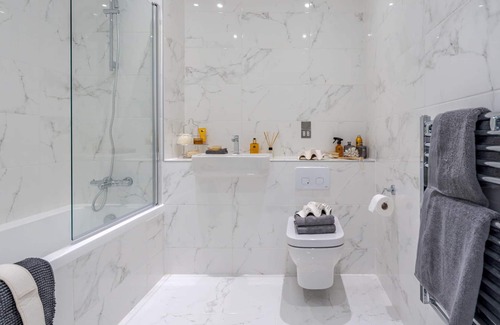 Chilworth Apartment | New 1 bed interior designed apartment, 55 mins to London