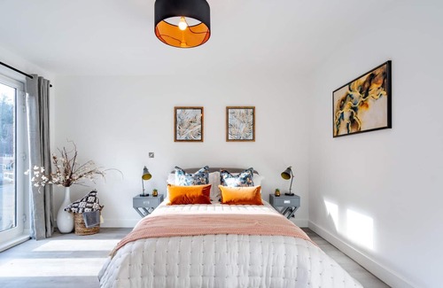 Chilworth Apartment | New 1 bed interior designed apartment, 55 mins to London