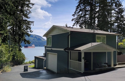 Cowichan Bay Apartment | New 1 Bedroom Apt with Oceanview Hot Tub
