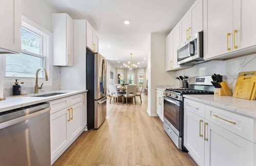 Oak Park House | NEW! 10-min to Downtown | LCP Collection