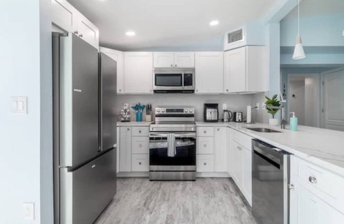 Bowe Gardens House | NEW 12 Mins to Beach- 3br Cozy POOL home!