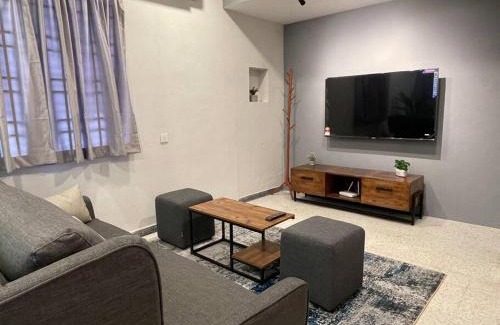 Taman Islands Glades House | *NEW 12Px w KTV/KidsPool/Billiard/Jacuzzi near USM