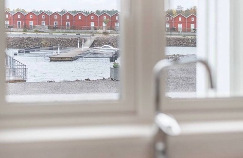 Mellerud O Villa | New 135 sqm lakeside villa on Lake Vänern with idyllic harbor flair + nature reserve
