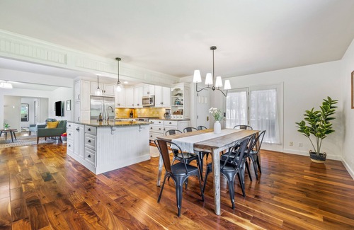 Lake Geneva House | NEW! 15 minute Walk to Downtown! Games, 3 King Rooms