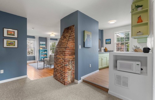 Salem Apartment | NEW 1803 Historic Apartment in Heart of Salem Steps to Haunted Happenings!
