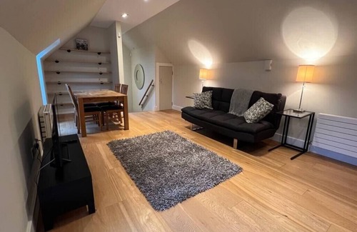 Auchengray Condo | NEW 1BD Contemporary Flat Upper Dunblane