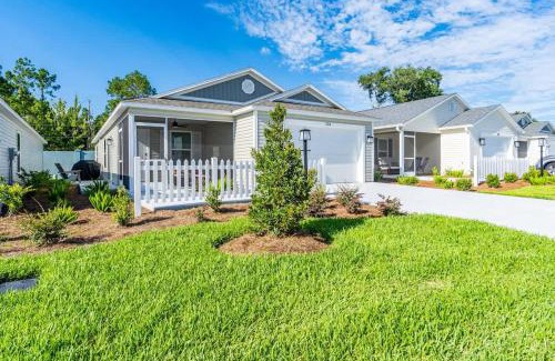 Okahumpka House | New 2-2 Patio Villa with Golf Cart